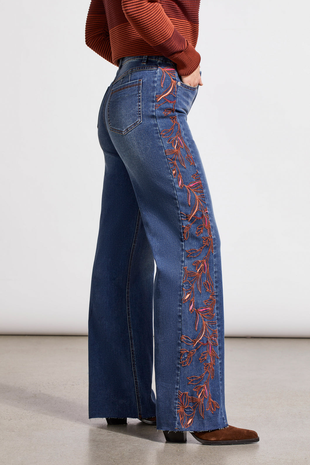 Tribal Brooke Hugging Jeans with Embroidery in Bluewash